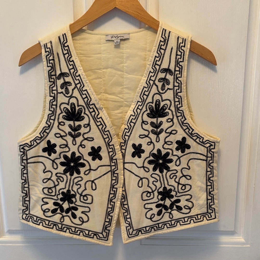 Ladies Boutique Polagram Cream and Black Embroidered Quilted Vest size Medium